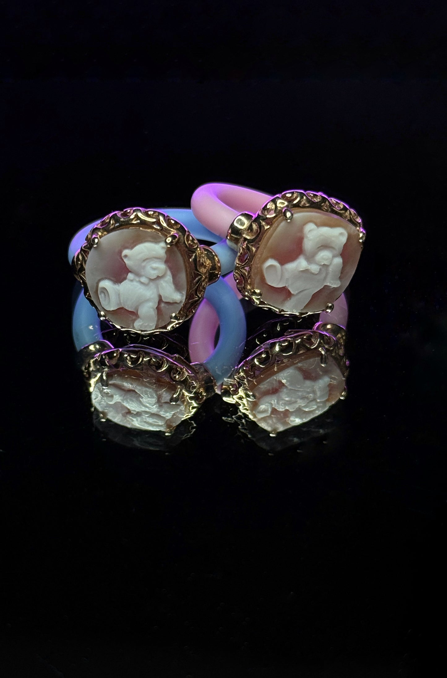 Anelli in cammeo e caucciù