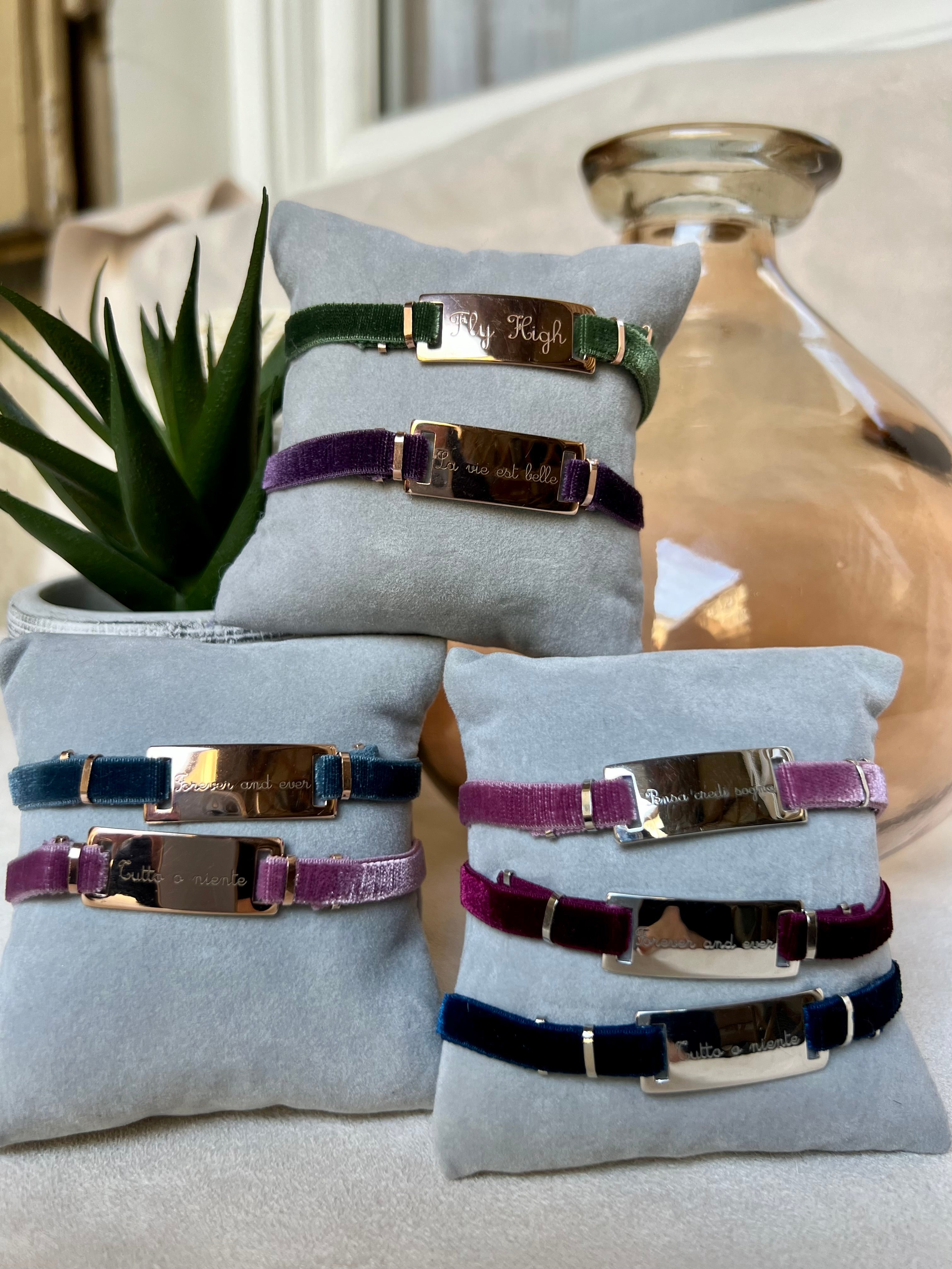 Pulsera de terciopelo con placa de plata grabada