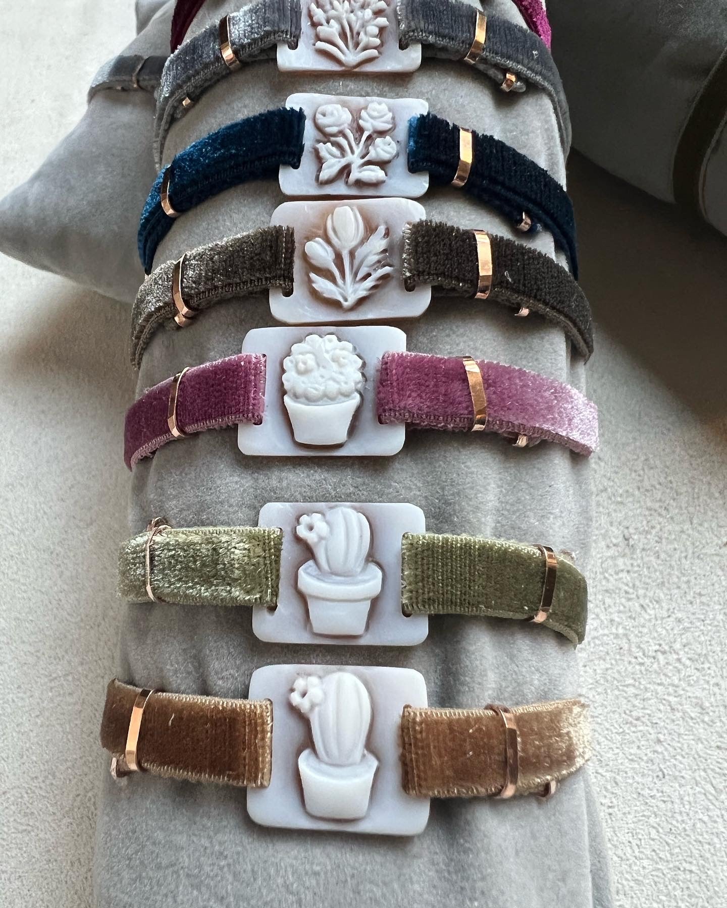Bracciali in Velluto con Cammeo